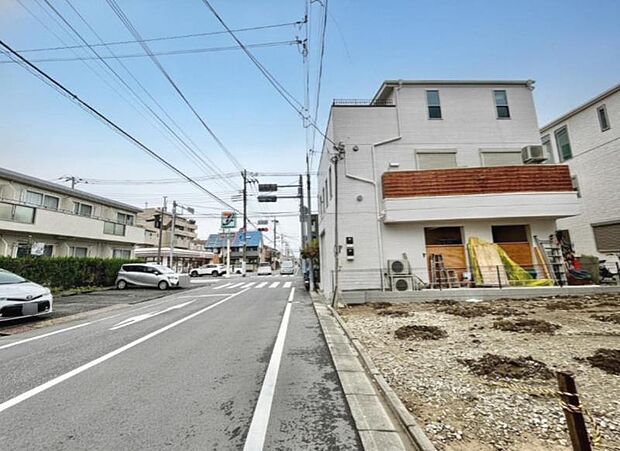 前面道路は幅員が広く、余裕をもって駐車することができます