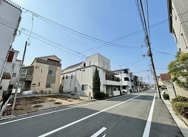 幅員のある道路で、車の出入りもスムーズに行えます。