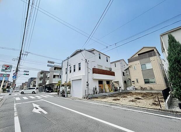 前面道路は整備されており、落ち着いた住宅街に位置しています。