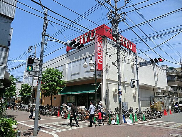 スーパーが近く、仕事帰りや休日の買い物もスムーズに行えます。