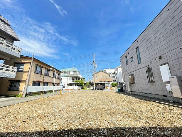 スーパーや生活施設も充実した、暮らしやすい住環境です。