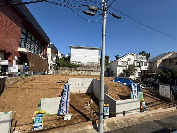 更地の状態をご覧頂くことで、隣接した環境をしっかりとご確認頂けます。更に同工務店の完成見本を合わせてご見学頂くことで、完成形の姿をイメージ出来ます。