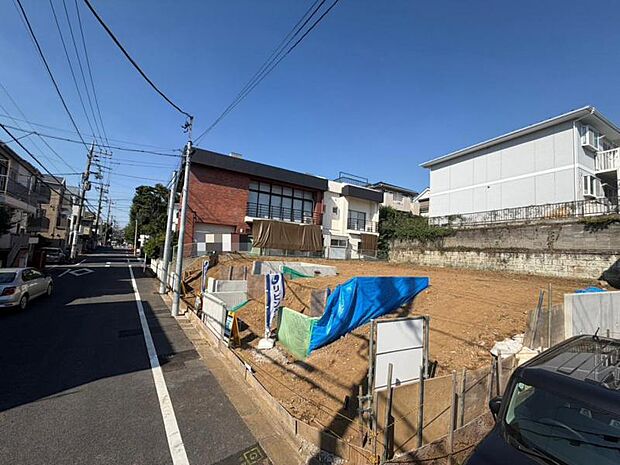 更地の状態をご覧頂くことで、隣接した環境をしっかりとご確認頂けます。更に同工務店の完成見本を合わせてご見学頂くことで、完成形の姿をイメージ出来ます。