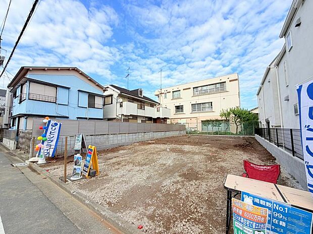 お住まいの前を通るのはご近所さんだけの閑静な私道です。