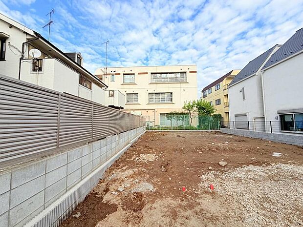 完成時期は3月です。 同じ工務店の完成見本やショールームもご案内しておりますので、 お気軽にお問い合わせ下さいませ。
