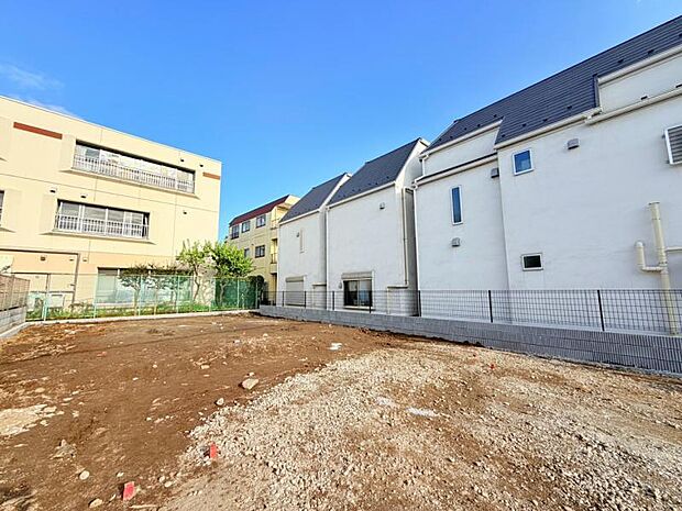更地の状態をご覧頂くことで、隣接した環境をしっかりとご確認頂けます。