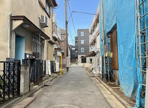 前面道路は交通量が少なく、小さなお子様のいるご家庭にもおすすめです。