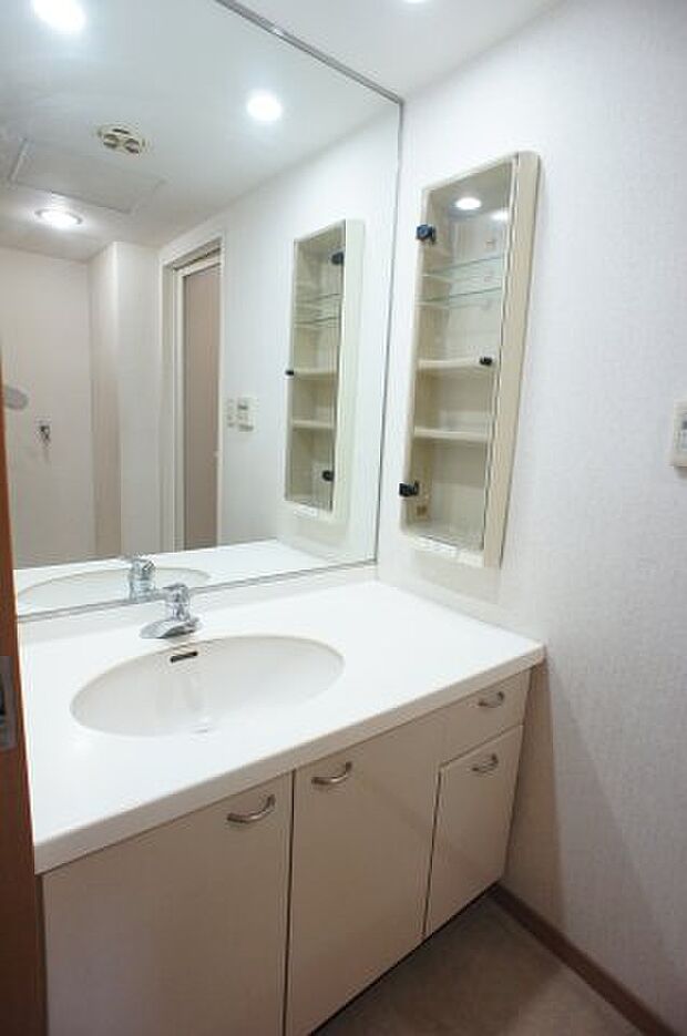 大きな鏡があり、姿見としても活用出来る洗面所です。