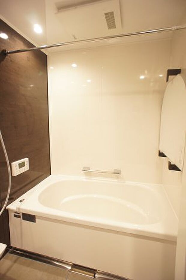 浴室はタカラスタンダードの「ホーロー浴槽」保温が長くのが特徴で、お掃除もらくらくです。　浴室暖房・乾燥・手すりもついております。