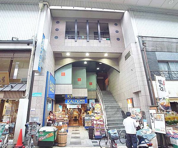 画像2:商店街の中のマンションです。