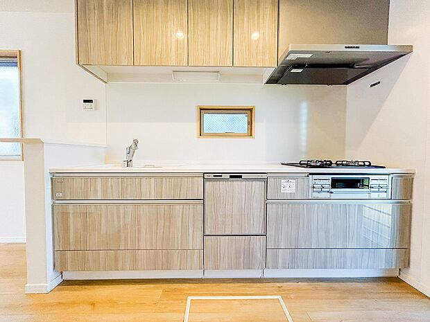 シンプルデザイン、機能性を重視したキッチンです。壁付けなので、空間を広く使えてお料理がはかどります。
