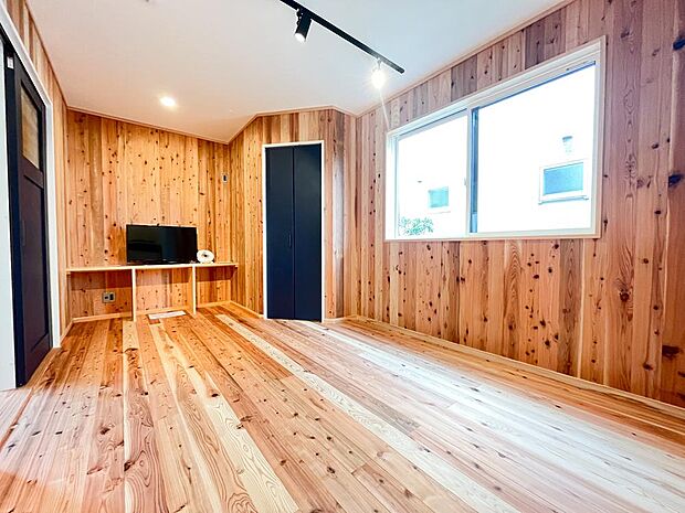 無垢杉板を使った室内仕様が住まいに個性を与えてくれます。木のぬくもりを感じる住まいをご希望の方におすすめです。