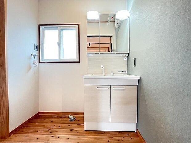コンパクトでも使いやすい洗面化粧台です。脱衣所には窓があり空気の入れ替えが可能です。