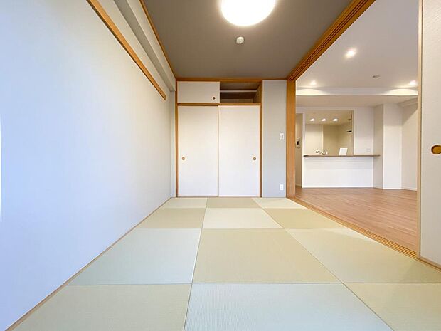 モダンな畳が印象的な和室スペースになります。