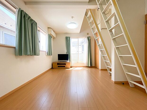 2階の居室は2in1ルームといって壁をとりつけることで部屋を分けて使える仕様になっています。（家具家電は付属しません）