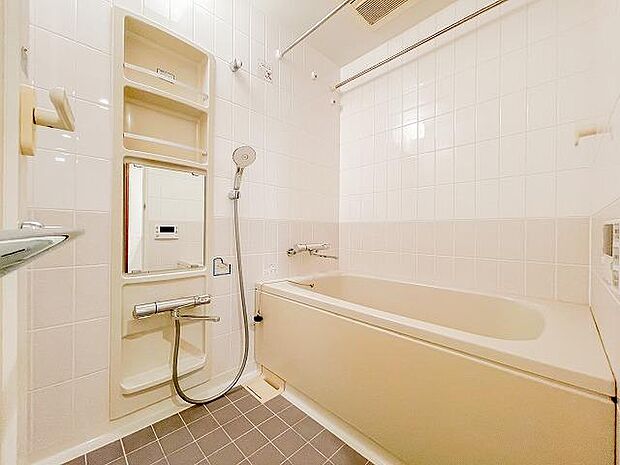 「バスルーム」ほっこりと癒しの時間を過ごすことができる広めのバスルームです。
