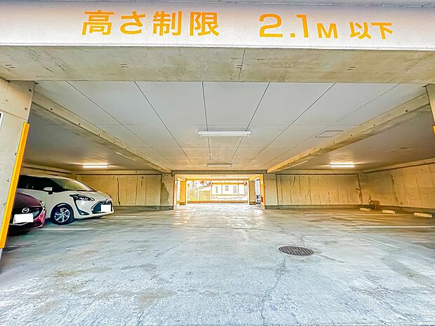 駐車場スペース。月額8000円〜9000円でご利用いただけます。ご利用の際は空き状況を確認させていただきます。現地（2023年11月23日）撮影