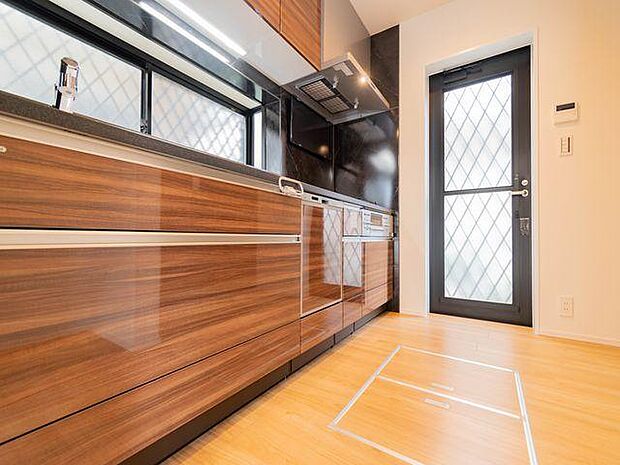 キッチン横に扉があるため、気になる料理の臭いも扉を開ければ安心ですね。