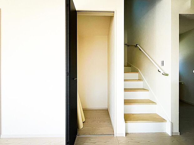 階段下をうまく活用した収納スペースです。掃除用具を格納しておくことで、すっきりとした生活空間が目指せます。