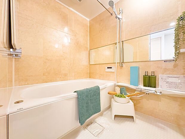 バスルームは、1日の疲れを取り、心身を癒すことができる場所。住まいの中のリラクゼーション空間です。浴室乾燥機も完備されております。ReFa　FINE　BUBBLE高級シャワーヘッドを採用しております。