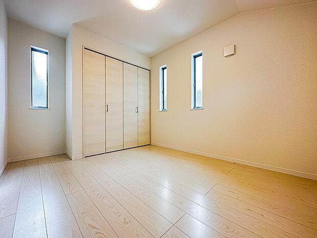 約5.33帖のホワイトベースの居室は、飽きが来ず家具やレイアウトが映えるお部屋です。室内（2023年10月）撮影