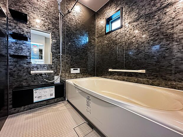 バスルームは、1日の疲れを取り、心身を癒すことができる場所。住まいの中のリラクゼーション空間です。浴室乾燥機も完備されております。室内（2023年10月）撮影