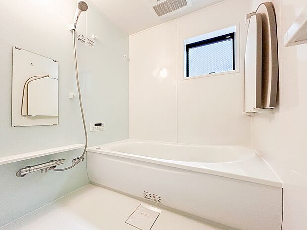 浴そう蓋が壁にかけられるので、すっきりとした浴室となっております。洗い場も広く、お子様とゆったりお風呂時間を過ごせます。