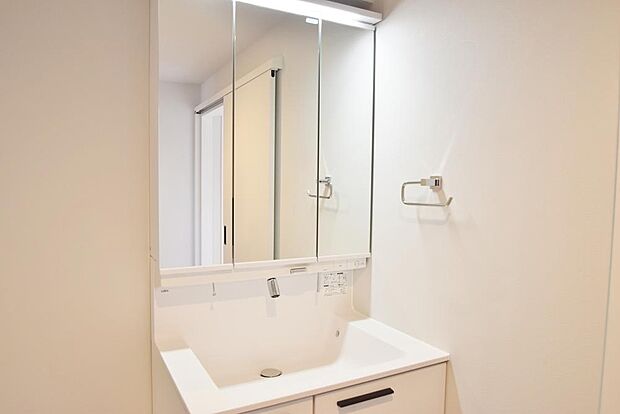 使いやすい三面鏡の中やベースキャビネットには収納スペースもたっぷり。手入れしやすいシャワー機能付洗面化粧台、開放感ある空間と、十分な大きさの鏡も自慢です。