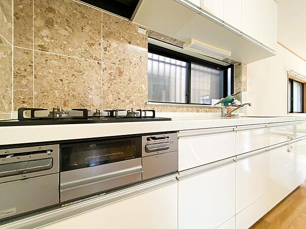 収納充実、使いやすさに優れており、家事がラクで機能洗練なキッチンです。