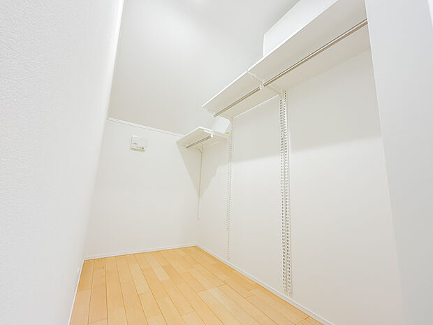 すっきりとした空間を・ファミリークローゼットを設けることにより、有効的な室内を造り上げおります。