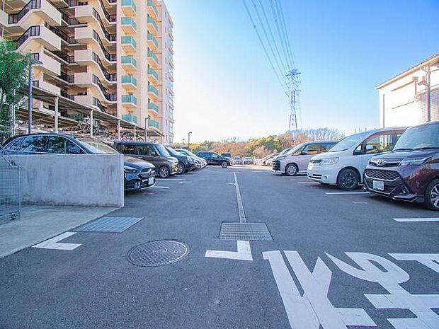 どなたでも簡単に駐車可能な広々としたスペース。この地でこの広さのカースペースは得難いものです
