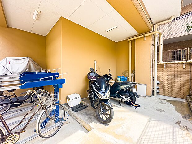 バイク置き場と駐輪場スペース。ご利用の際は料金と空き状況を確認させていただきます。2024/4/7撮影