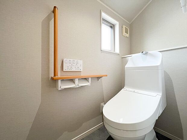 2階トイレもゆとりのある空間に小窓があり明るく換気もしやすいです。