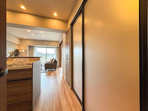 リビング横の居室の引き戸がアクセントになっており、空間の雰囲気が変わります。