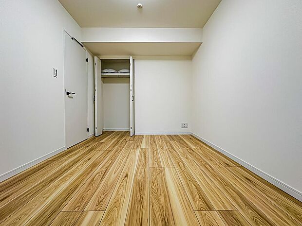 約6帖の主寝室は、ベットを置いても余裕がありそうなスペースです。ホワイトベースの居室は、飽きが来ず家具やレイアウトが映えるお部屋です。室内（2024年1月21日）撮影