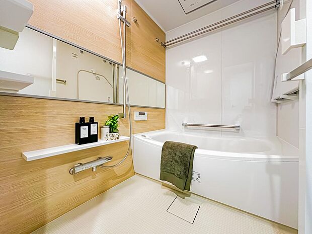 バスルームは、1日の疲れを取り、心身を癒すことができる場所。住まいの中のリラクゼーション空間です。浴室乾燥機も完備されております。室内（2024年1月21日）撮影