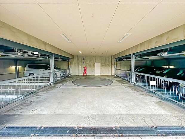 駐車場スペース。月額11000円〜13000円でご利用いただけます。ご利用の際は空き状況を確認させていただきます。現地（2024年1月13日）撮影