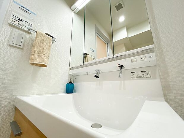 シンプルで機能的な収納と美しい洗面台、便利な洗面脱衣所です。