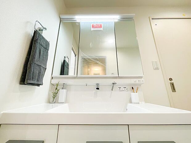 シャワー機能付きの洗面台にはワイドな三面鏡、使いやすい横長ボウル、スマートに収まる収納と充実しています。あわただしい朝の洗面タイムに心強い設備です。