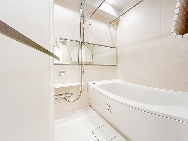 白に統一された清潔感あふれる浴室です。ゆったり、ゆっくりとくつろげるリラックスタイムをお楽しみください。
