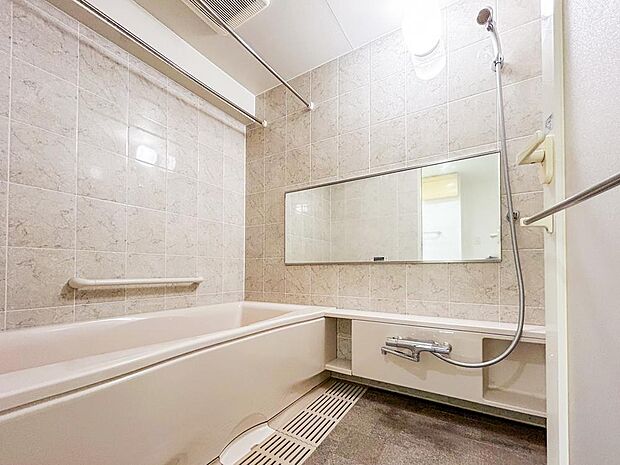ワイドサイズの鏡と広い洗い場が特徴的な浴室です。ご家族の入浴補助も楽々行えます。