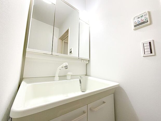 明るい照明と使いやすい収納、洗練された洗面脱衣スペースです。