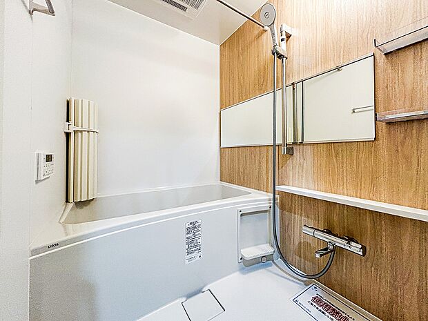 大きなシャワーヘッド、ワイドミラー、浴槽蓋留めありと機能性に富んでおります。木目調の落ち着いた雰囲気の浴室で、ごゆっくりおくつろぎください。