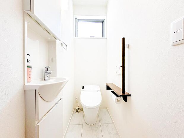 清潔感のあるウォシュレット付きのトイレ。タンクレスにし、床は掃除がしやすいタイルにするなど、毎日使う物なのでこだわりたいポイントですね。