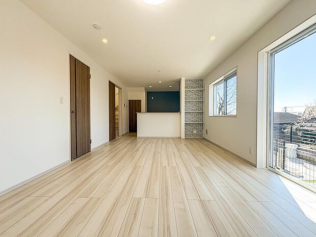 光と風があふれる開放的なリビングダイニングには自然と家族みんなが集まってきます。明るく穏やかな空気のなかで飲んだり、食べたり、笑ったり。