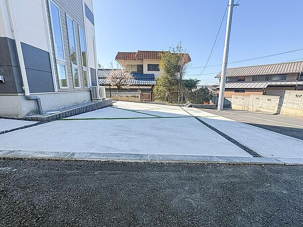 ゆったりとした駐車スペースを確保いたしましたので、大きめのお車でも駐車可能です。