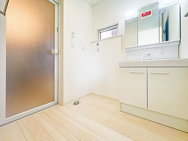 三面鏡で、使い勝手の良いシャワードレッサー。鏡部分の中にはキャビネット収納を完備。下部にも収納がございます。毎日の身だしなみはここから始まります。2026/8/28撮影