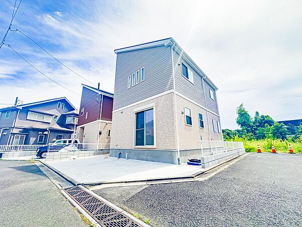 前面道路は北側約5mの広さ。車庫入れがスムーズに行えます。車通りが少なく、静かな暮らしを守ってくれます。2026/8/28撮影