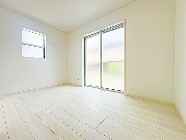 ホワイトベースの居室は、飽きが来ず家具やレイアウトが映えるお部屋です。カースペースに出ることができます。2026/8/28撮影