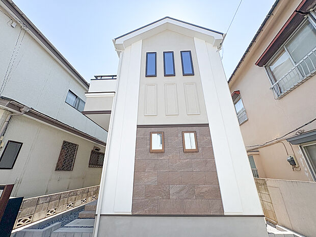 シンプルモダンな外観が魅力の建売住宅。飽きのこないデザインが特徴で、どんなインテリアにもマッチし、周辺の街並みにも自然と溶け込みます。上品な外観が、帰宅するたびにほっとする空間を演出してくれます。